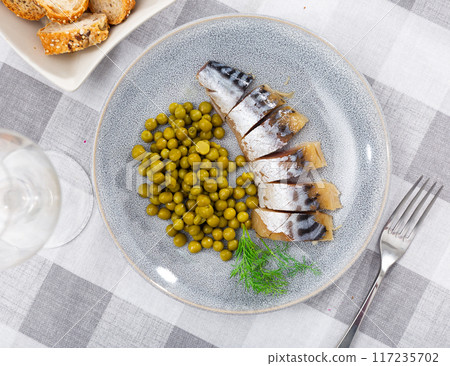 Fried scomber carcass, complemented with green peas 117235702
