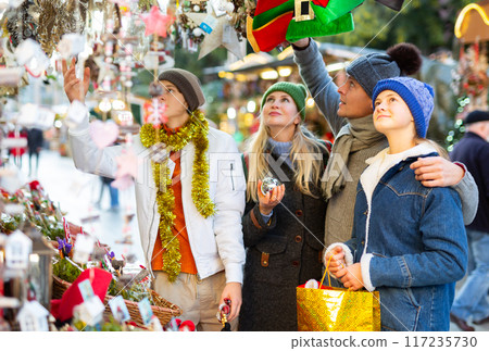 Parents with teenagers at street X-mas market 117235730