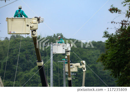 Electrical work: Power transmission and distribution line construction, high-altitude work in progress 117235809