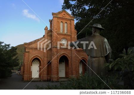 藍天下的長崎縣五島市土崎大教堂風景 117236088