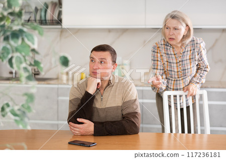 Family quarrel of mother and son Family quarrel of mother and son 117236181