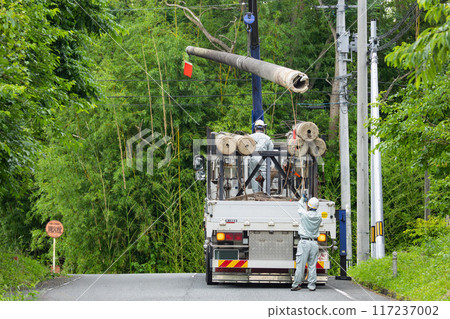 戶外電氣作業、輸配電線路作業、電線桿裝載 117237002