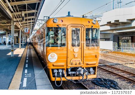 在四國松山車站等候的“伊與田物語” 117237037