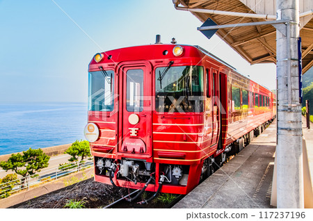 "Iyonada Monogatari" stops at Shimonada Station on the Yosan Line 117237196