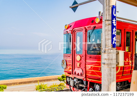 "Iyonada Monogatari" stops at Shimonada Station on the Yosan Line 117237199