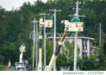 Electrical work: Power transmission and distribution line construction, high-altitude work in progress 117237264