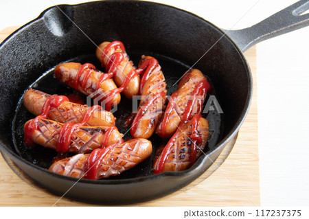 香腸在煎鍋裡烤 117237375