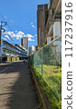 藍天和高架鐵路線從城市中窺視 117237916