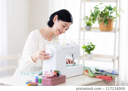 嗜好：用縫紉機縫紉的中年婦女 117238008