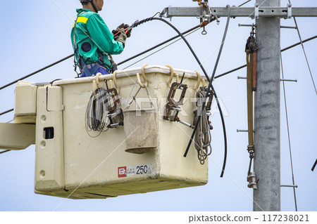 Electrical work: Power transmission and distribution line construction, high-altitude work in progress 117238021