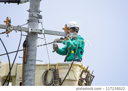 Electrical work: Power transmission and distribution line construction, high-altitude work in progress 117238022