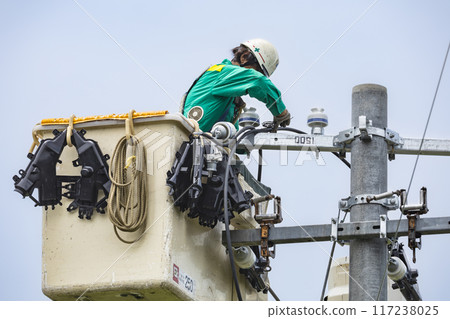 Electrical work: Power transmission and distribution line construction, high-altitude work in progress Electrical work: Power transmission and distribution line construction, high-altitude work in progress 117238025