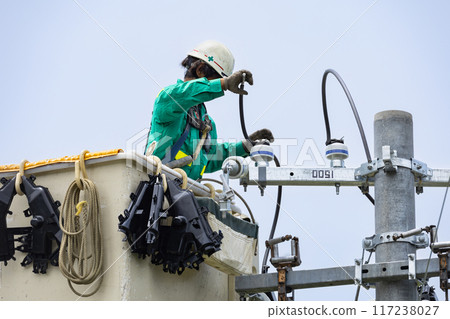 Electrical work: Power transmission and distribution line construction, high-altitude work in progress Electrical work: Power transmission and distribution line construction, high-altitude work in progress 117238027