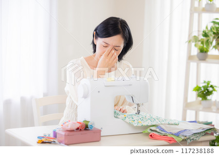 縫紉:肩膀僵硬的中年婦女 縫紉:肩膀僵硬的中年婦女 117238188