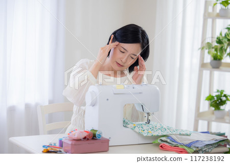 縫紉：肩膀僵硬的中年婦女 117238192