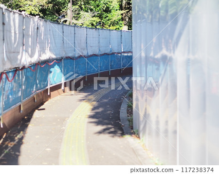 有柵欄的人行道 117238374