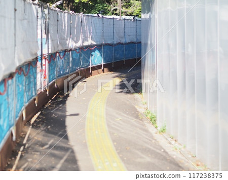 有柵欄的人行道 117238375