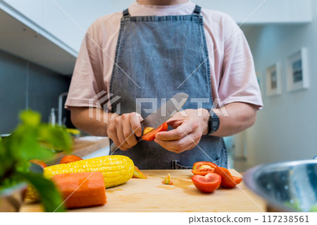 Chef at the kitchen preparing spicy glass noodle salad 117238561