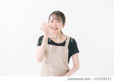 一個穿著圍裙的女人大聲喊道 117238571