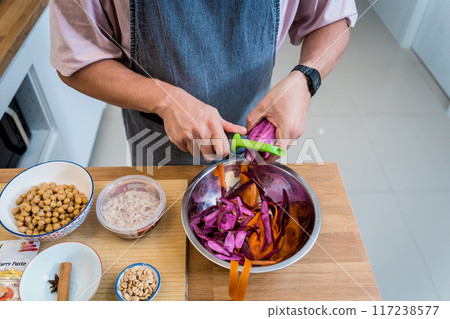 Chef at the kitchen preparing massaman curry with sweet potato and many spices 117238577