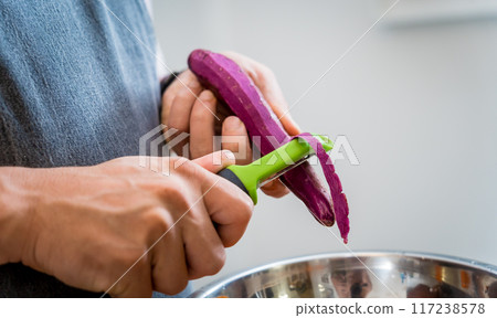 Chef at the kitchen preparing massaman curry with sweet potato and many spices 117238578