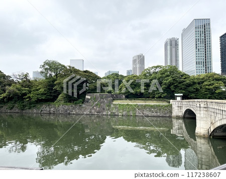 濱離宮池塘中倒映的建築物 117238607