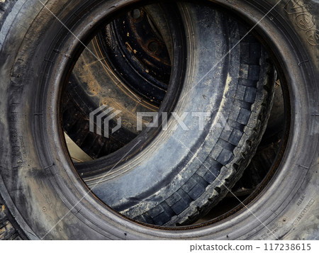 A stack of used tires is placed one on top of the other 117238615