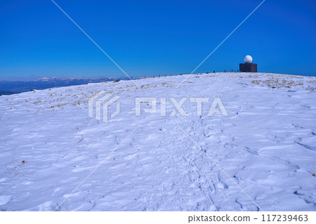 View of the summit from the middle of Mt. Kurumayama in Nagano Prefecture in winter (weather radar, snow fields, etc.) View of the summit from the middle of Mt. Kurumayama in Nagano Prefecture in winter (weather radar, snow fields, etc.) 117239463