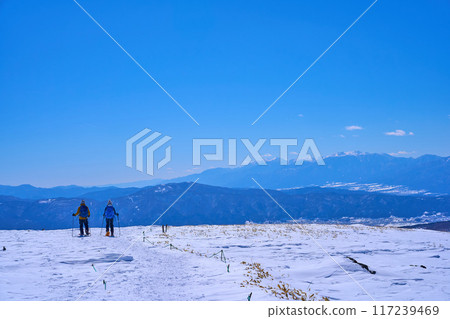 冬季從長野縣車磨山山腰眺望西南側（登山客、雪原、木曾岳、守谷山等） 117239469