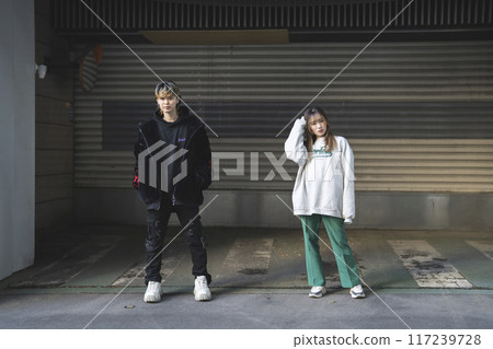 Men and women in their 20s looking at camera, portrait Men and women in their 20s looking at camera, portrait 117239728