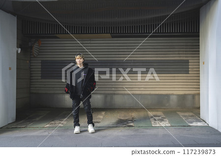 Portrait of a man in his twenties looking at the camera 117239873