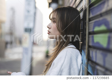 Woman in her 20s, profile portrait Woman in her 20s, profile portrait 117239885