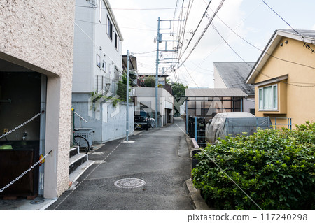 Residential area on the east side of Tsutsujigaoka Station on the Keio Line, alley, clear summer sky, Chofu City, Tokyo 117240298