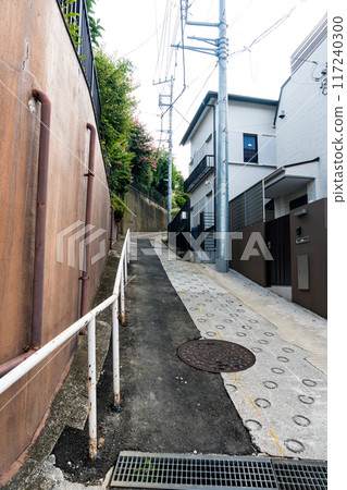 Residential area on the east side of Tsutsujigaoka Station on the Keio Line, uphill, clear summer sky, Chofu City, Tokyo 117240300