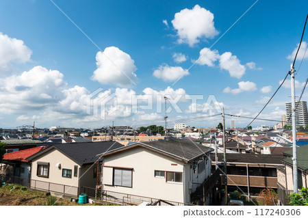 從京王線杜鵑丘站東側望向車站,晴朗的夏季天氣,東京調布市 從京王線杜鵑丘站東側望向車站,晴朗的夏季天氣,東京調布市 117240306