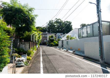 Residential area on the east side of Tsutsujigaoka Station on the Keio Line, alley next to Jitsugyo Park, clear summer sky, Chofu City, Tokyo Residential area on the east side of Tsutsujigaoka Station on the Keio Line, alley next to Jitsugyo Park, clear summer sky, Chofu City, Tokyo 117240317