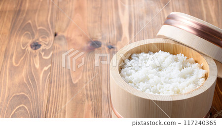 剛煮好的米飯盛在碗裡 剛煮好的米飯盛在碗裡 117240365