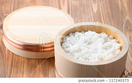 剛煮好的米飯盛在碗裡 剛煮好的米飯盛在碗裡 117240373