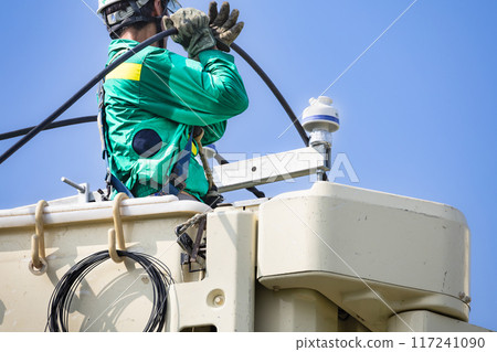 Electrical work: Power transmission and distribution line construction, high-altitude work in progress 117241090