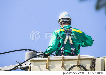 Electrical work: Power transmission and distribution line construction, high-altitude work in progress 117241091