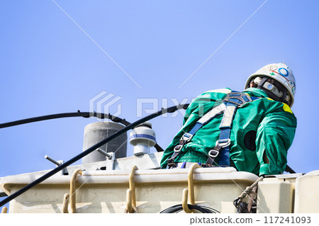 Electrical work: Power transmission and distribution line construction, high-altitude work in progress Electrical work: Power transmission and distribution line construction, high-altitude work in progress 117241093