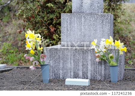 墳墓佛花上的墓碑 117241236