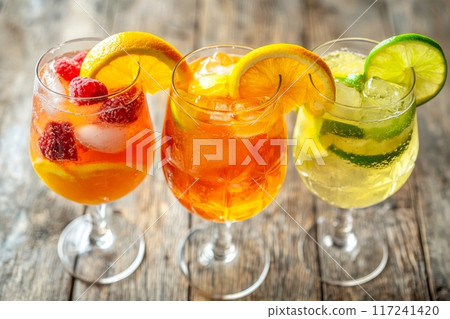 清爽的水果雞尾酒 清爽的水果雞尾酒 117241420