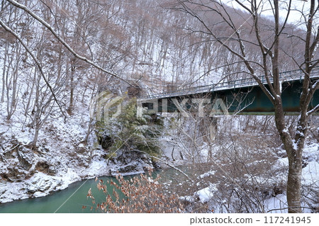 Kiso River in winter (Tomoebuchi, Hiyoshi, Kiso Town, Nagano Prefecture) 117241945
