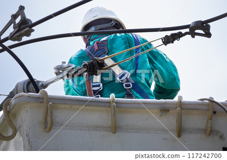 Electrical work: Power transmission and distribution line construction, high-altitude work in progress Electrical work: Power transmission and distribution line construction, high-altitude work in progress 117242700