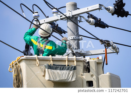 Electrical work: Power transmission and distribution line construction, high-altitude work in progress 117242701