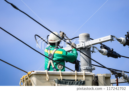 Electrical work: Power transmission and distribution line construction, high-altitude work in progress Electrical work: Power transmission and distribution line construction, high-altitude work in progress 117242702
