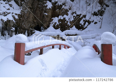 Red bridge in the harsh midwinter (Kiyotaki, Otaki Village, Nagano Prefecture) 117242786