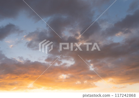 在夕陽下沾染的雲 在夕陽下沾染的雲 117242868