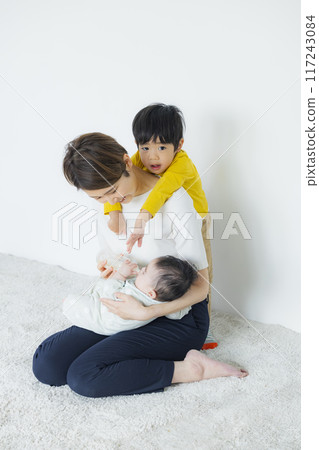 媽媽和孩子們一起玩耍 117243084
